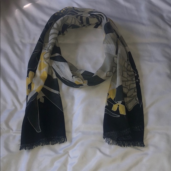 SOLD Spring scarf - Picture 3 of 5